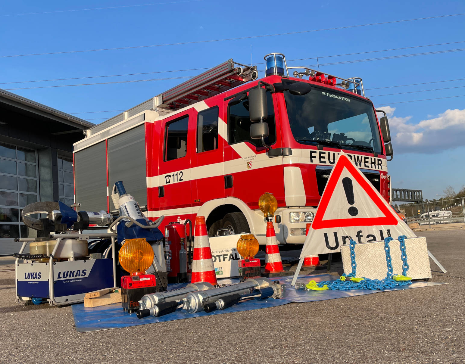 THL 4 VU mit LKW, Person klemmt