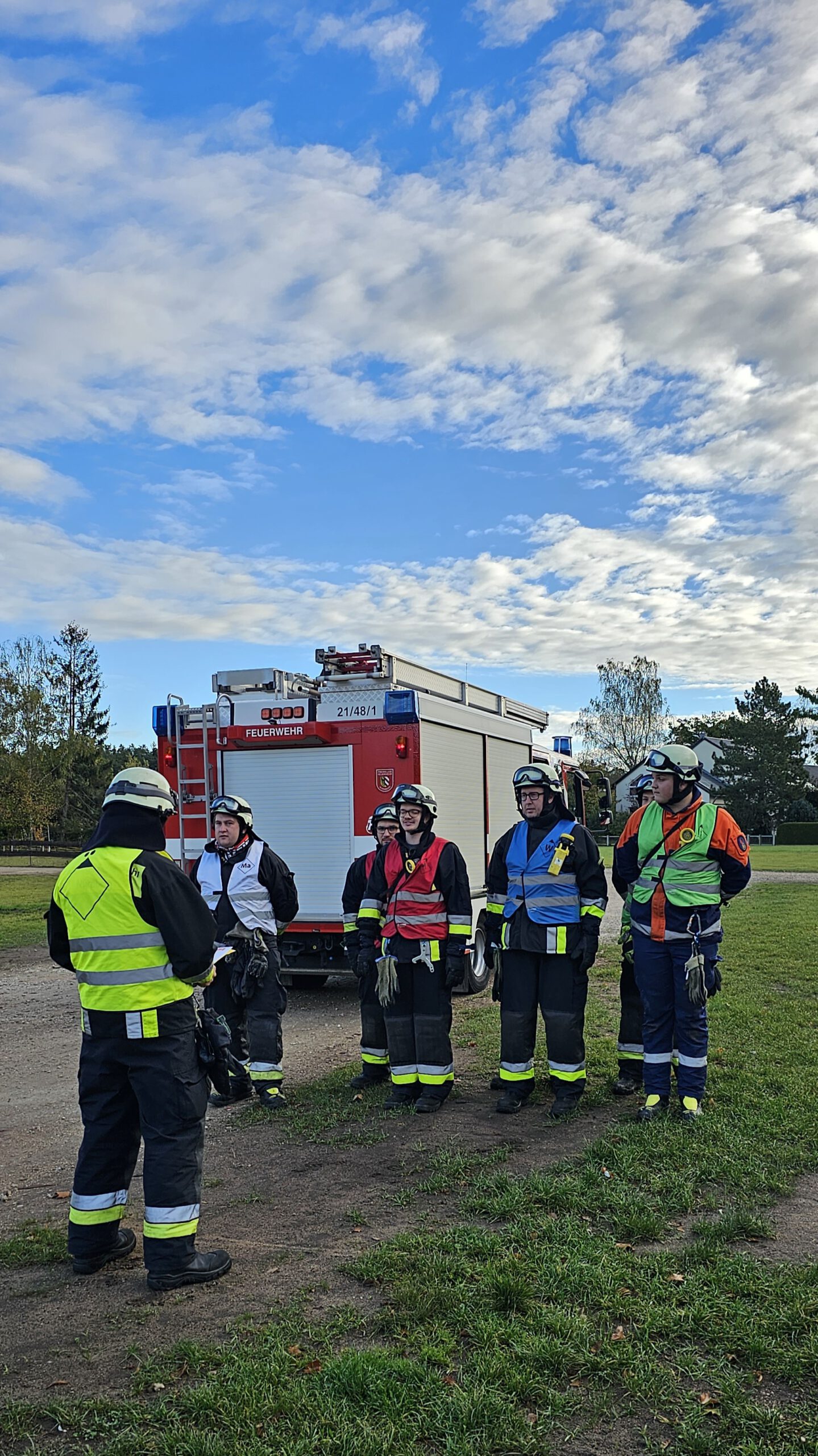 Junge Feuerwehrleute legen Prüfung ab